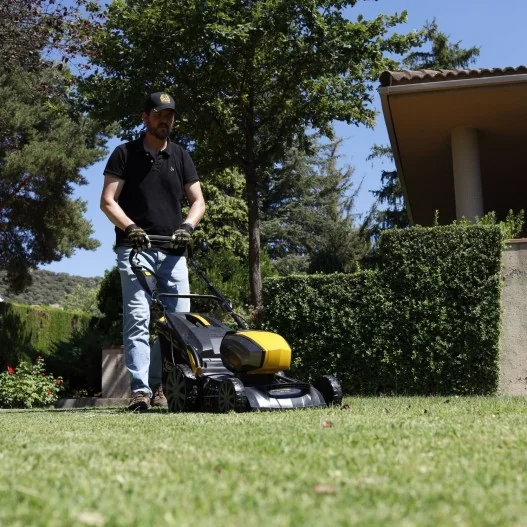 Cortacésped a batería autopropulsado... Cortacésped a batería autopropulsado...